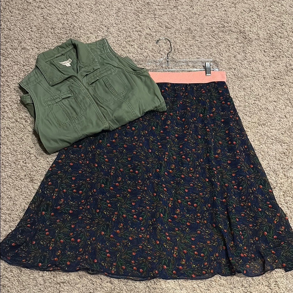 LuLaRoe Navy Midi Skirt with Coral Waistband and Tiny Floral Sprigs - Picture 6 of 9